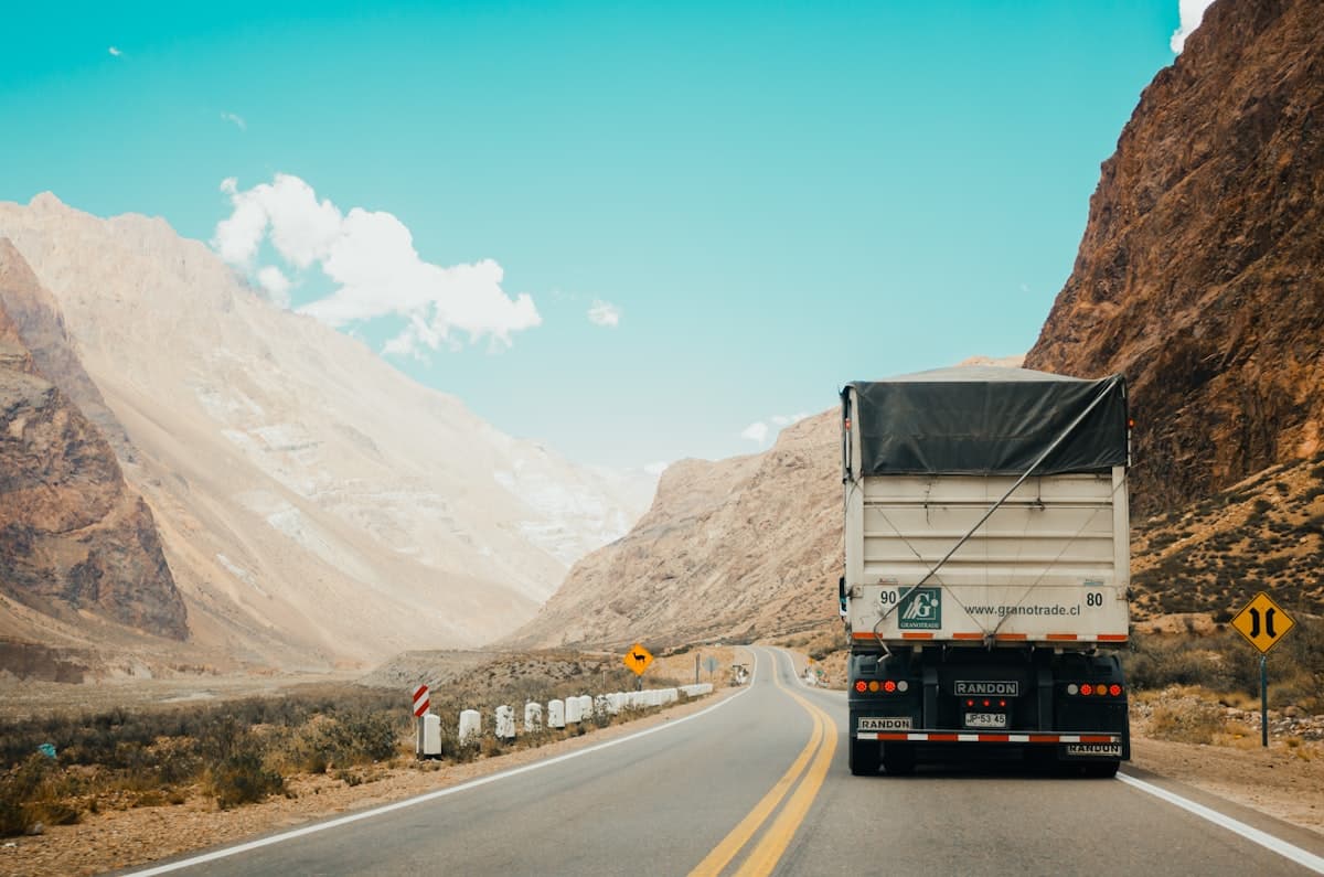 Caminhão em rodovia de montanha